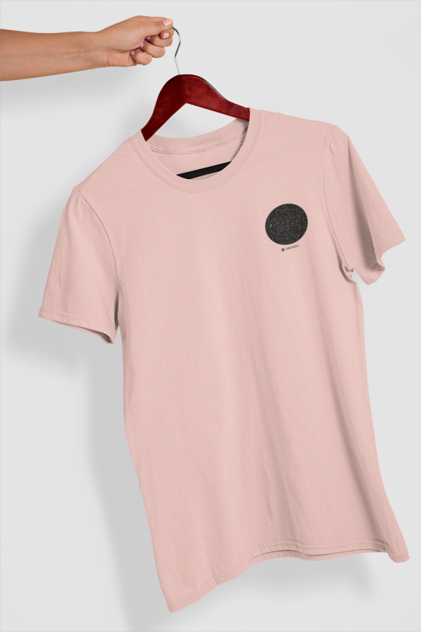 Camiseta ilustracion mapa estelar rosa lateral