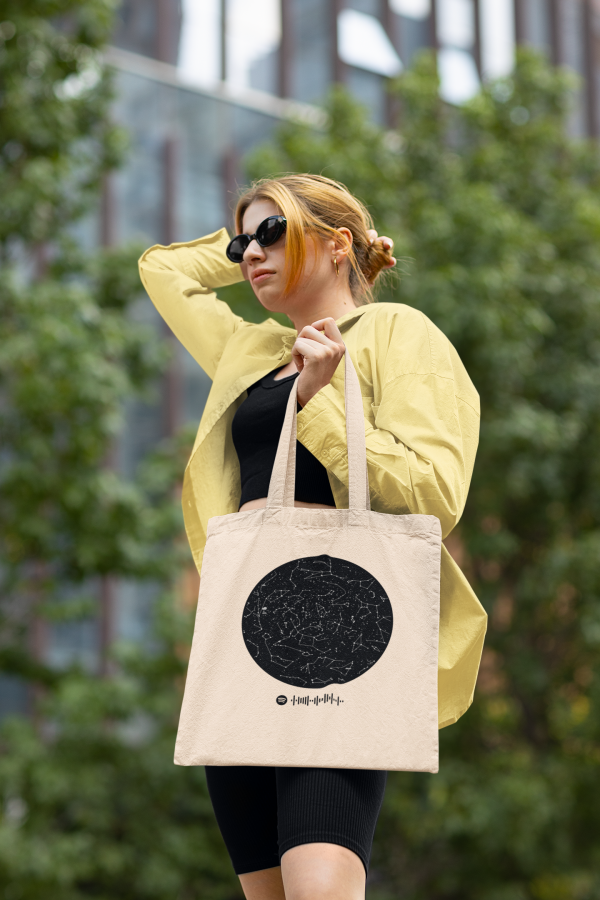 Chica con totebag mapa estelar