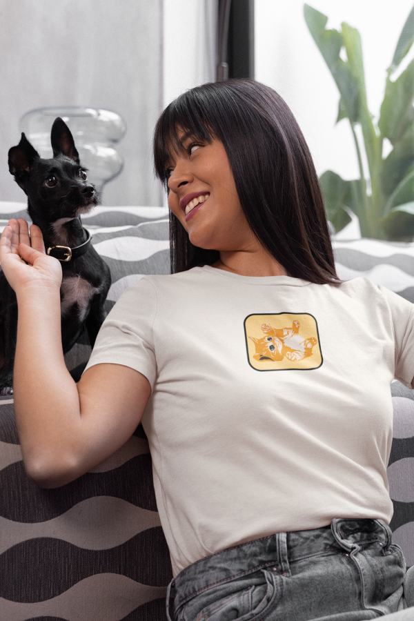 Chica camiseta biege ilustracion personalizada mascota con marco