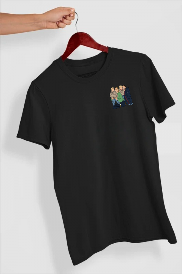 Camiseta-negra-ilustración-completa-lateral