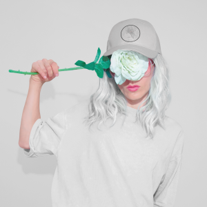Chica gorra mapa