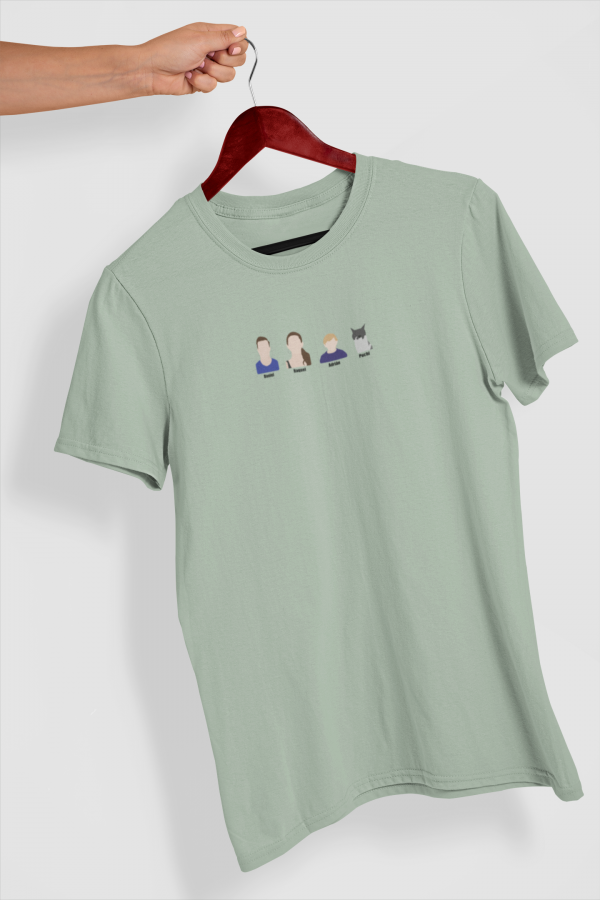 Camiseta verde familia ilustrada con nombres