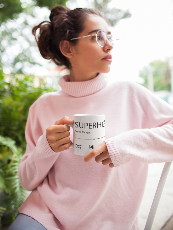 Chica taza reproductor musica
